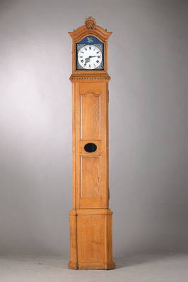 Standuhr, Westfalen um 1820/30, Eiche, aufgesetzter sog. Uhrenkopf, Schnitzarbeiten, Füsse u. 2 Verzierungen oben fehlen, Fayencezifferblatt, ...