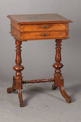 Nähtischchen, deutsch um 1880, Nussbaum massiv, z.T. auf Kreuzfuge verlegt, 2-schübig, aufklappbarer Deckel, erster Schub mit reicher ...