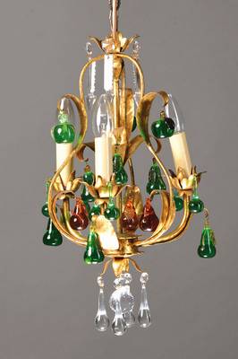 Deckenlampe, Murano, Mitte 20. Jh., drei Brennstellen, vergoldete Metallfassung in Blätter und Blüstenform, buntes Gehänge in Form von Tropfen, ...