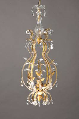 Deckenlampe, Böhmen, Mitte 20. Jh., eine Brennstellen, mit Glasgehänge und Glasbändern aus Perlen verziert, Metallfassung, Altersspuren, H. 80 cm, ...