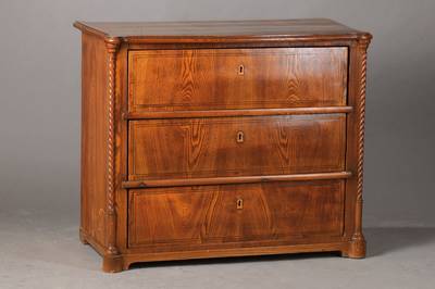 Kommode, mitteldeutsch wohl Sachsen, um 1850, Rüsterfurnier z.T. gespiegelt auf Weichholzkorpus verlegt, 3-schübig, allseitig l. geschweifte Form, ...