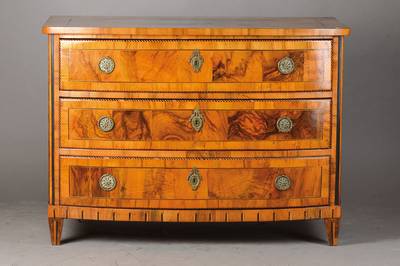Barockkommode, wohl Gegend Karlsruhe, um 1800, Nussbaum- bzw. Wurzelnussfurnier z.T. auf Kreuzfuge auf Weichholzkorpus verlegt, 3- schübig, Band-, ...