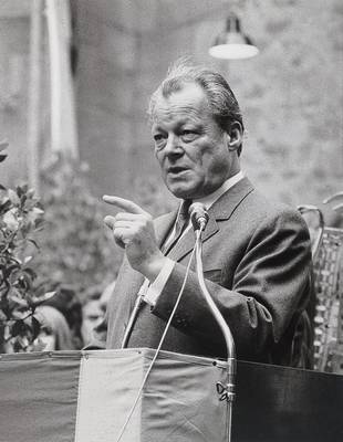 Hartmut Frien, Kunstfotograf, hier: Aufnahme von Willy Brandt, handsigniert am 27.11.1981, Fotografie entstanden 1980, Autograph mit feiner ...