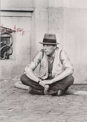 Joseph Beuys, 1921-1986, Werner Krüger, geb. 1917, Fotografie von Joseph Beuys, Silbergelatineabzug, handsigniert von Beuys, rückseitig nummeriert ...