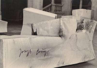 Joseph Beuys, 1921-1986, Werner Krüger, geb. 1917, Fotografie von Joseph Beuys, Silbergelatineabzug, handsigniert von Beuys, rückseitig nummeriert ...