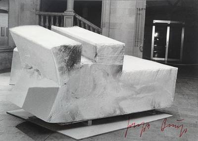 Joseph Beuys, 1921-1986, Werner Krüger, geb. 1917, Fotografie von Joseph Beuys, Silbergelatineabzug, handsigniert von Beuys, rückseitig nummeriert ...