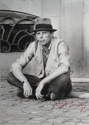 Joseph Beuys, 1921-1986, Werner Krüger, geb. 1917, Fotografie von Joseph Beuys, Silbergelatineabzug, handsigniert von Beuys, rückseitig nummeriert ...
