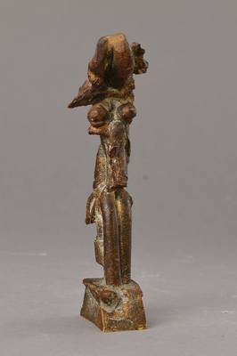 Rolf Szymanski, 1928-2013, Bronzefigur, unsigniert, Gießerstempel Barth Berlin, vor 1970, archaisierende Auffassung von Muttergottheit mit ...