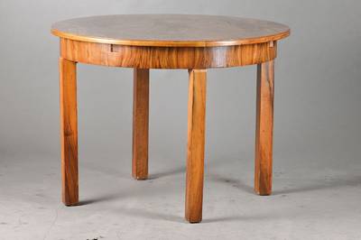 Ausziehtisch, deutsches Art-Deco, um 1930, Nussbaum furniert u. massiv, Platte auf Kreuzfuge furniert, wuchtige Beine, l. Altersschäden, ...