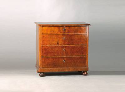 Biedermeierkommode, Nussbaumfurnier, 4- schübig, orig. Schlüsselbuxen, orig. Schlösser, Quetschfüße, schönes Furnierbild, ca. 84x86x45 cm