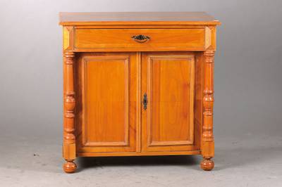 Halbschrank, deutsch um 1880, Gründerzeit, Kirschbaumfurnier doppelt gespiegelt verlegt, Überbauschub, seitl. gedrechselte Vollsäulen, 2-türig, 1 ...