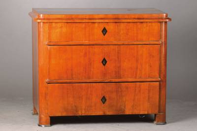 Biedermeierkommode, wohl Sachsen-Anhalt, um 1830/35,Nussbaum/Kirschbaum furniert, abgeschrägte Ecken, abfallendes Kantprofil, 3 -schübig, orig. ...
