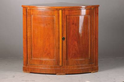 Eckschränkchen, Biedermeier ,Nussbaumfurnier gespiegelt verlegt, 2-türig, schwundrissig, Reste alten Wurmbefalls, Teile sek., Gebr.-Sch., ca. ...