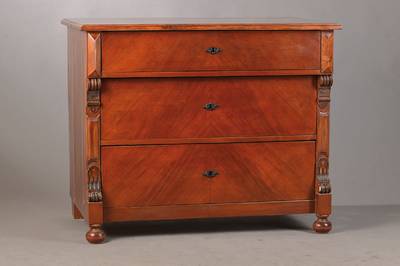 Gründerzeit-Kommode, deutsch, um 1880,Kirschbaumfurnier gespiegelt verlegt, 3-schübig, Überbauschub, typische Gründerzeitornamentik, ...