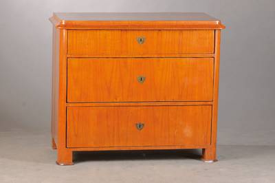 Biedermeierkommode, wohl Sachsen-Anhalt, um 1830/35, Birke auf Weichholzkorpus furniert, abgerundete Ecken, abfallendes Kantprofil, 3-schübig, ...