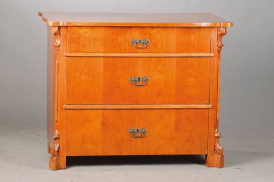Louis-Philippe-Kommode, wohl Hessen, um 1860/70,Kirschbaumfurnier auf Kreuzfuge bzw. gespiegelt verlegt, 3-schübig,allseitig geschweift, abfallendes ...