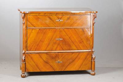 Louis-Philippe-Kommode, wohl Hessen, um 1860/70, Nussbaumfurnier gespiegelt verlegt, 3-schübig , allseitig geschweift, abfallendes Profil, ...