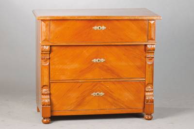 Gründerzeitkommode, deutsch, um 1880, Kirschbaumfurnier gespiegelt verlegt, 3- schübig, Überbauschub, typische Gründerzeitornamentik, Gebr.-Sch., ...