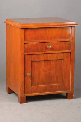 Waschkommode, deutsch um 1820, Kirschbaumfurnier gespiegelt auf Weichholzkorpus verlegt, Biedermeier, abfallendes Kantprofil, aufklappbare Platte, ...