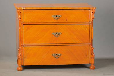 Louis-Philippe-Kommode, wohl Hessen um 1860/70, Kirschbaumfurnier gespiegelt verlegt, allseitige geschweift, abfallendes Profil, abgeplattete Ecken ...