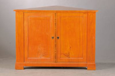 Eckschränkchen, wohl in älterer Zeit zum Eckschrank umgebaut, Kirschbaumfurnier gespiegelt verlegt, 2-türig, ein Einlegebrett, Schloss sek., ...