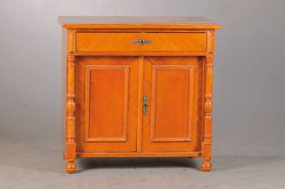 Halbschrank, deutsch um 1880, Kirschbaumfurnier gespiegelt verlegt, Überbauschub, 2-türig, seitl. Vollsäulen, Schlüssel vorhanden, Teile sek., ...