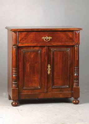 Kleiner Halbschrank, deutsch um 1880/90, Nussbaumfurnier doppelt gespiegelt verlegt, Überbauschub, seitl. Halbsäulen, sek. Schlösser, ...