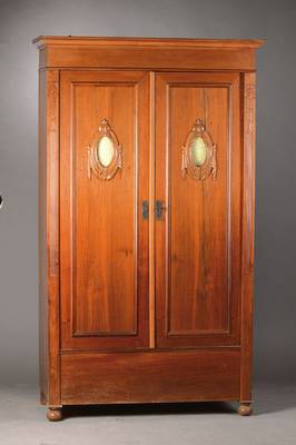 Jugendstil-Schrank, deutsch um 1905/10, Nussbaum furniert, Jugendstilornamentik, mit orig.Butzenfenster, Altersspuren, l. verzogen, schwundrissig, ...