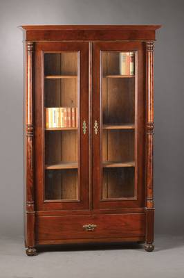 Büchervitrine, deutsch um 1880/90, Nussbaumfurnier gespiegelt z.T. auf Kreuzfuge verlegt, seitl. Vollsäulen, orig. Verglasung, 3 Einlegeböden, ...