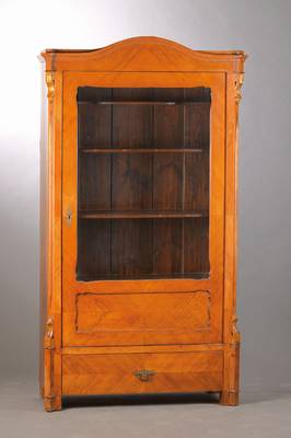 Louis-Philippe-Vitrine, wohl mitteldeutsch, um1860,Kirschbaumfurnier gespiegelt z.T. auf Kreuzfuge verlegt, geschweifter Giebel, abgeplattete Ecken ...