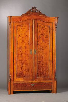 Louis-Philippe-Schrank, wohl mitteldeutsch, um 1860,Birkenfurnier z.T. doppelt gespiegelt verlegt, Akanthusblattbekrönung, Brezelfüllungen, Ecken ...