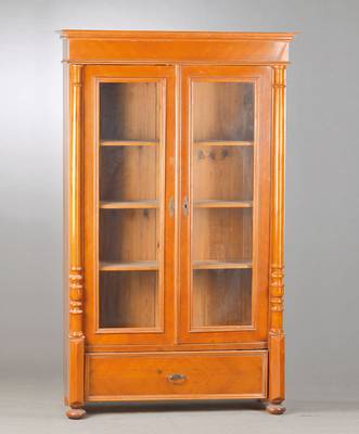 Büchervitrine, deutsch um 1880/90, Kirschbaum gespiegelt verlegt, seitl. Säulen, Sockelschub, orig. Schloss, z.T. mit Ergänzungen aus alten ...