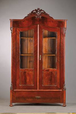 Eckvitrine, Louis-Philippe, wohl Nord-Ost- Deutschland, um 1860, Mahagoni-/Pyramidenmahagonifurnier, Brezelfüllungen, abgeplattete Ecken mit ...