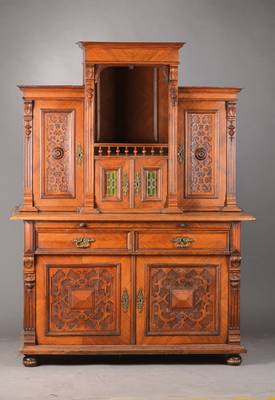 Aufsatzbuffet, deutsch, um 1880, Nussbaum z.T. auf Kreuzfuge furniert, podestförmiger Aufsatz risalitartig vorstoßend, 4-türig, 2 Butzenfenster, ...