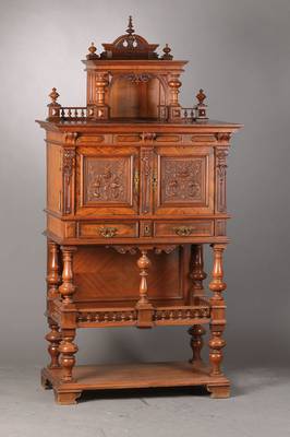 Vertiko, deutsch, 1880, Nussbaum massiv z.T.furniert, 2-türig, 1-schübig, 4 Etagen für Ziergegenstände, Innen 1 Einlegeboden, reich an ...