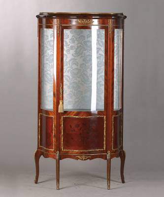 Vitrine, 1.H.20.Jh., im Transition-Stil, Mahagoni, 3-seitig gewölbt verglast, 2 Einlegeböden davon eins aus Glas, Innenleben mit floralem Stoff ...