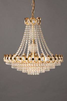 Deckenlampe mit zwei Wandleuchten, 20.Jh., Deckenlampe mit 6 Brennstellen, reicher Linsenbehang 5-fach abgetreppt, Schauseiten mit tropfenförmigem ...