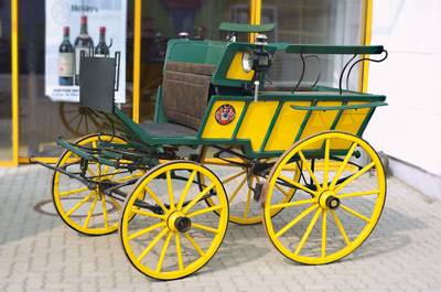 Historische Einspänner-Kutsche, deutsch, um 1900, wohl Modell "Break", Hartholz grün gefasst, z.T. Eisengussgestelle, je eine Lampelinks ...