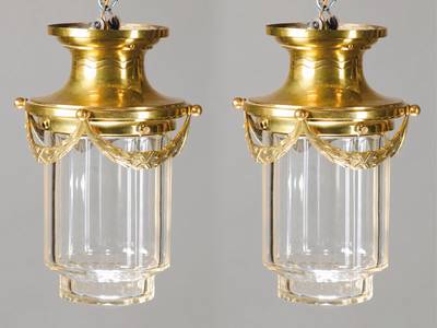 Zwei Deckenlampen, Wien, um 1900-05, Fassung Messing mit Ziergirlanden, Jugendstilwellenmuster, Glaskörper vielfach facettiert geschnitten u. ...
