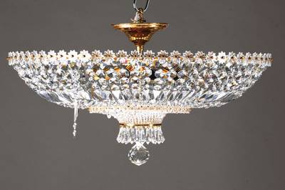 Opulenter Kristall-Prismenleuchter, 1930er Jahre, 3 in der Form verschiedene Kristall-Lüster, angelegt in 2 Ebenen an hochglanzpoliertem ...