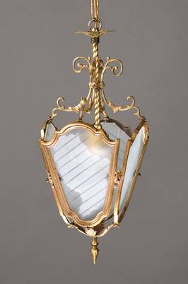 Flur- bzw. Hallenlampe, Frankreich, um 1920, Messingmontur mit hübsch gewachsener Patina, 4 bewegte in sich getreppte Stege, in hexagonaler ...