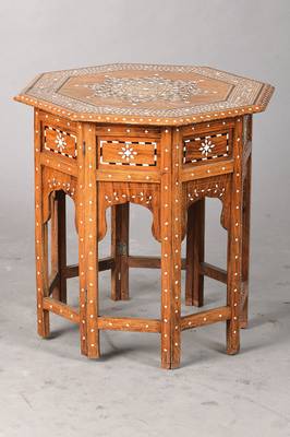 Beistelltisch, wohl Marokko, nach altem Vorbild, mit reichen Intarsien in Bein und ebonisiertem Holz, klappbar, H. ca. 53cm, D. ca. 51cm, achteckig, ...