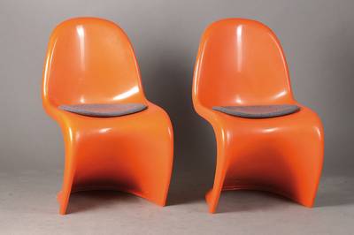 Paar Panton-Freischwinger, Entwurf Verner Panton um 1955/67, Integralschaum gespritzt, der Entwurf ist bekannt, als der erste Stuhl, der aus einem ...