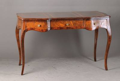 Bureau plat, wohl Frankreich, 1.H.20.Jh., nach dem Vorbild der 1.H.d.18.Jh., allseitig geschwungen, 3 Zargenschübe, Platte mit 3- fachem ...