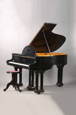 Stutzflügel, Ibach, um 1910, Holz schwarz gelackt, kannelierte Säulenbeine, vielfach durchbrochener Notenständer, 7 Oktaven, bespielbar, Gehäuse ...
