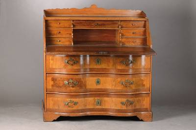 Schrägklappensekretär, norddeutsch, um 1770, Eiche u. Wurzelnussholz, geschweifte Schreiblade mit 7-schübigem Innenleben mit Freifach, Kommode ...