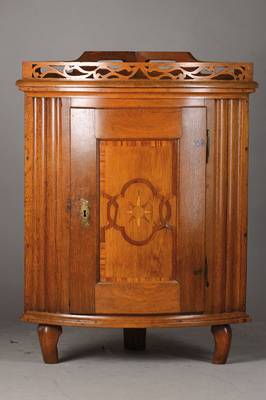Eckschrank, wohl Hessen, um 1760/70, Eiche, seitl. Wellenprofil, Tür mit Bandwerk in Pflaume u. Kompassintarsie, Innen 1 Einlegeboden u. Schub, ...