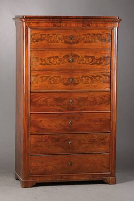 Wäscheschrank, wohl Sachsen, um 1870, Pyramidenmahagonifurnier vielfach doppelt gespiegelt verlegt, oberste 3 Schübe als Tür aufgeblendet, Innen 1 ...