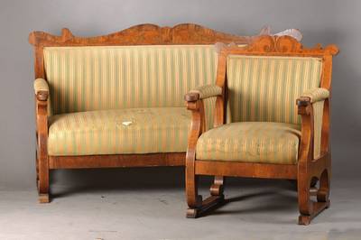 Adlige Salongarnitur, wohl Ostdeutschland/Polen/Litauen/Russland, um 1830/35, bestehend aus 2 Sesseln und einem Sofa, Nussbaum furniert, gleicher ...