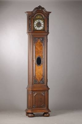 Standuhr, deutsch, um 1930/40, Eiche u. Nussbaum, abgeschrägt, mit Schnitzarbeiten u. Perlleistendekor, mittig Wurzelholzfurnier, versilberter ...